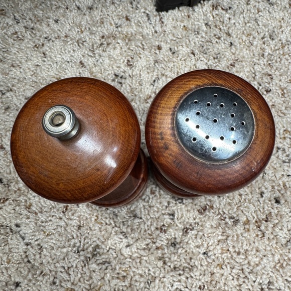 Baribocraft Salt & Pepper Mill Grinder 5.5” Wood Stain and Whale napkin holder - Picture 3 of 11